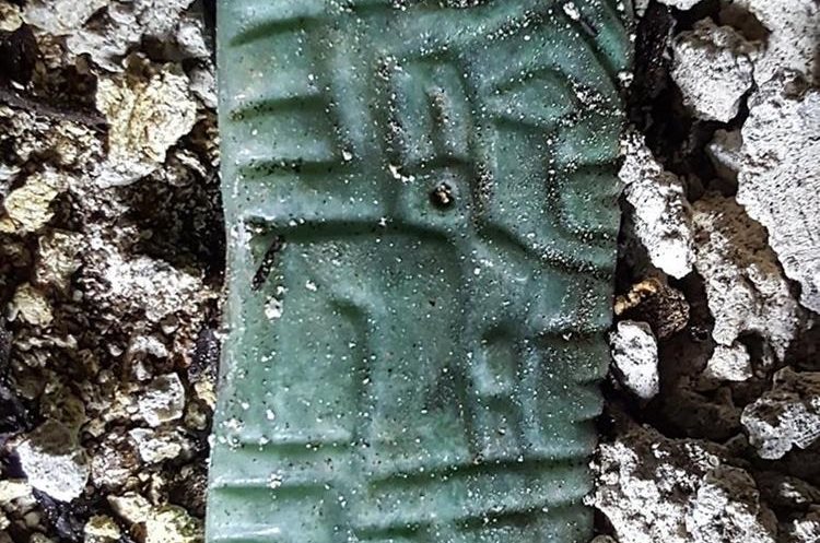 Colgante de Jade encontrado en una de las tumbas
