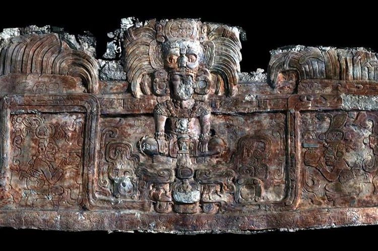 Frizo con figuras de reyes y divinidades Mayas